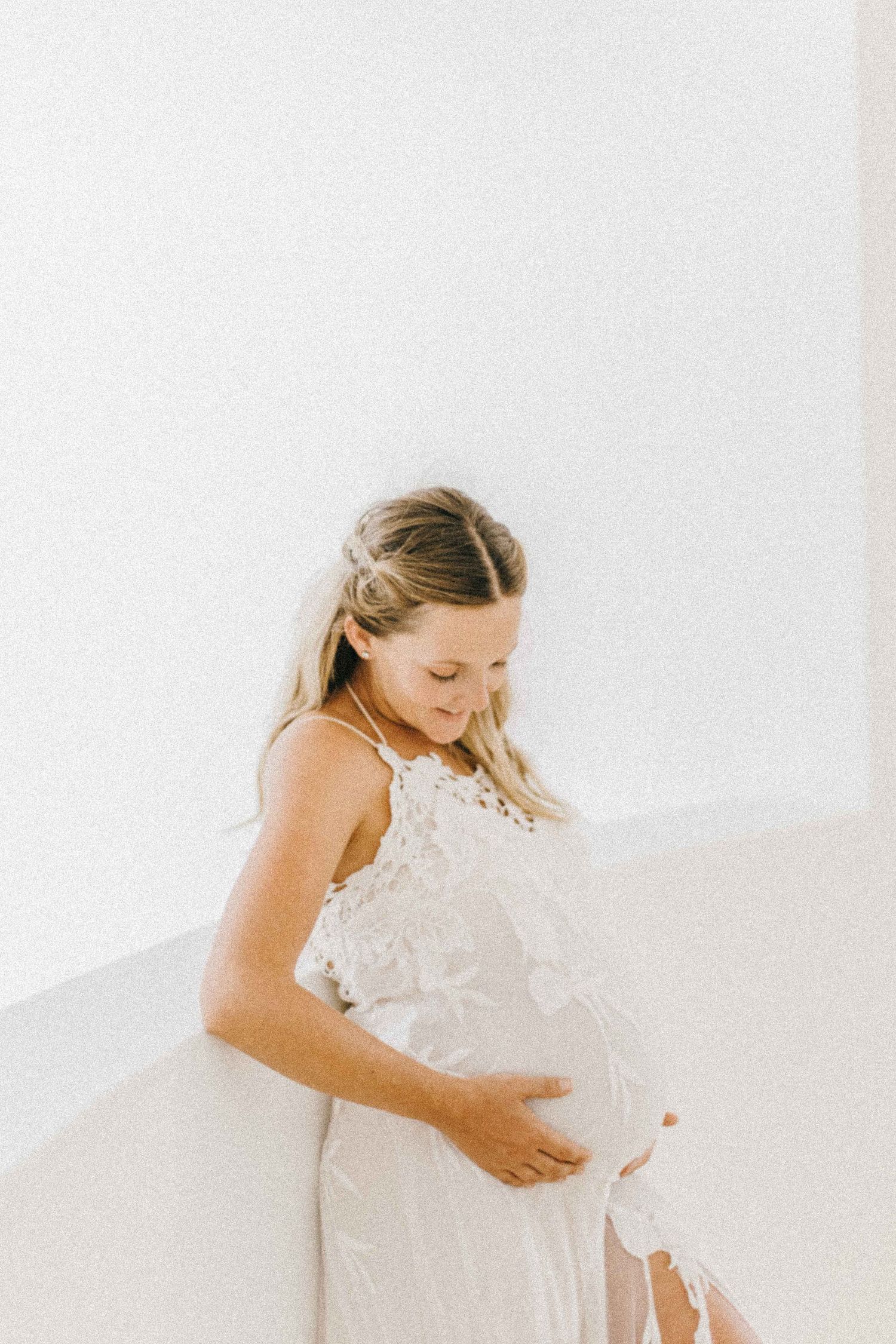 Maternity portraits in Portugal — gravidez, ternura e momentos inesquecíveis captured in soft, natural light.