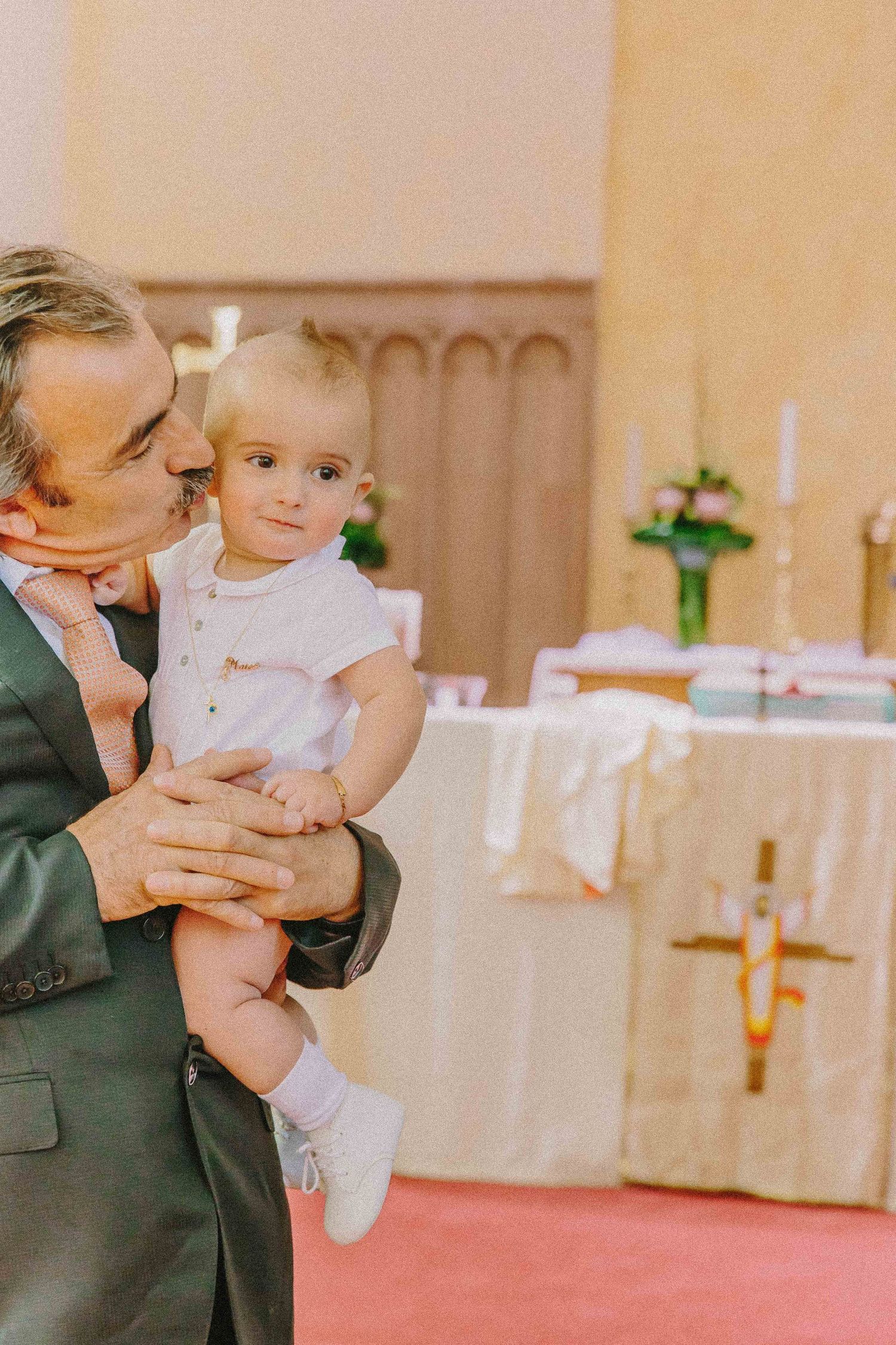 Baby baptism Lisbon — cerimónia, fé e lembranças preciosas em luz natural.