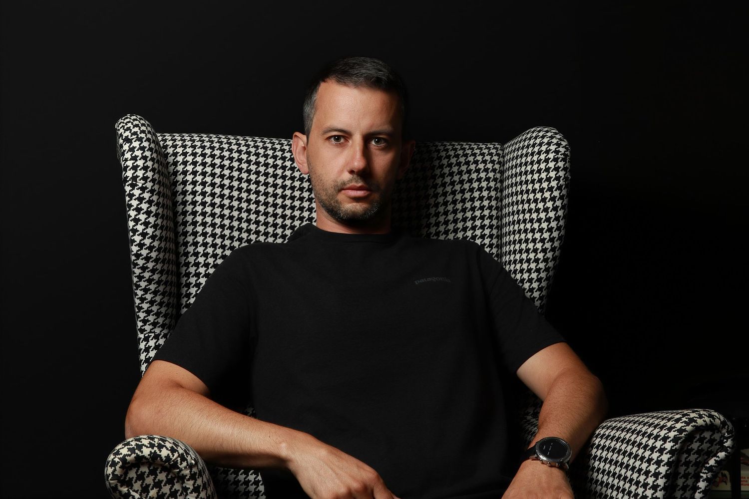 Ники Христосков — основател на Headshot Studio, фотограф за бизнес портрети в София