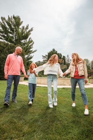 Family photos in park by Angie Reed Photography