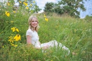 Senior photos in a field by Angie Reed Photography
