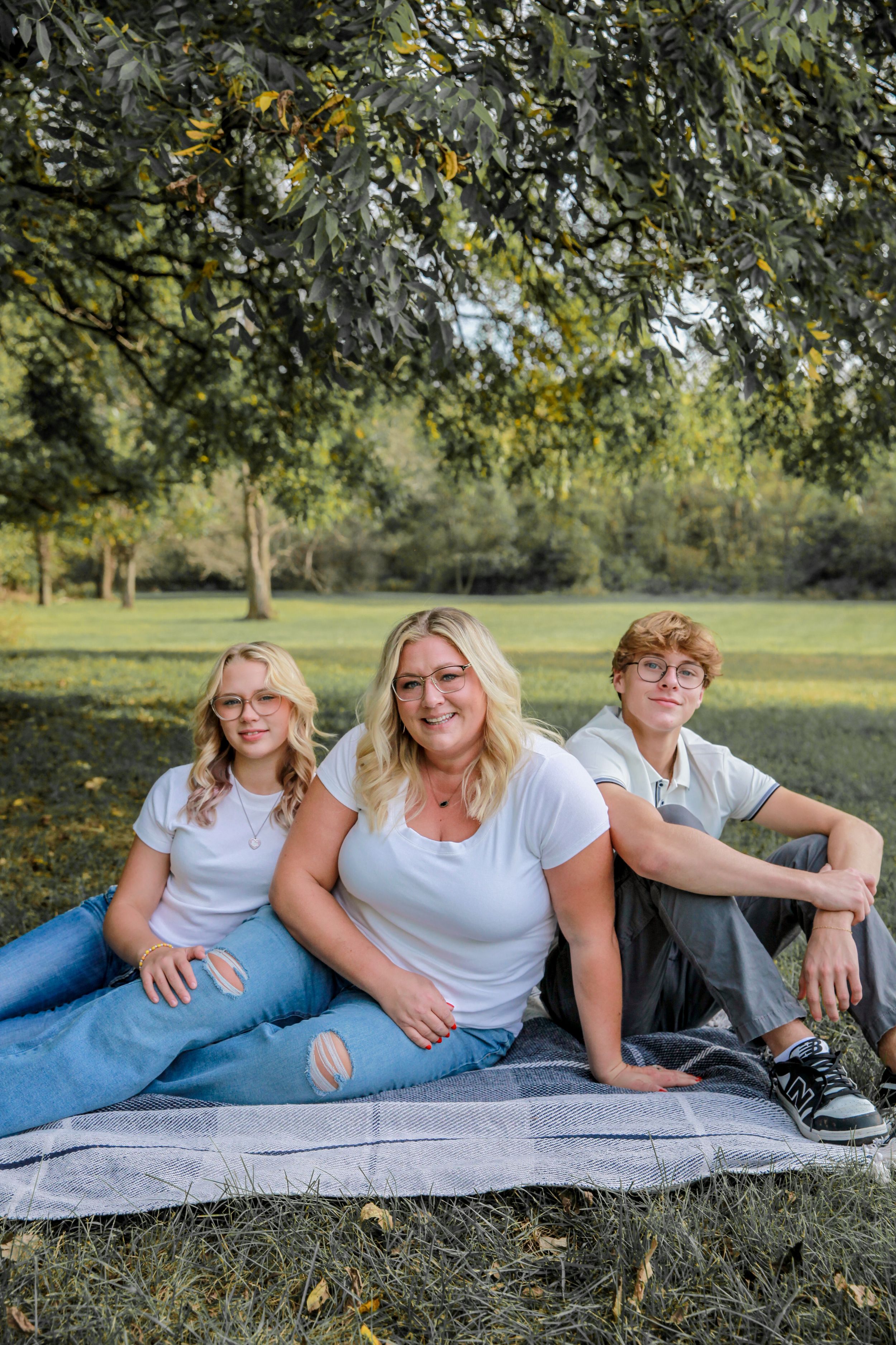 Family photos in park in Kansas City, Missouri