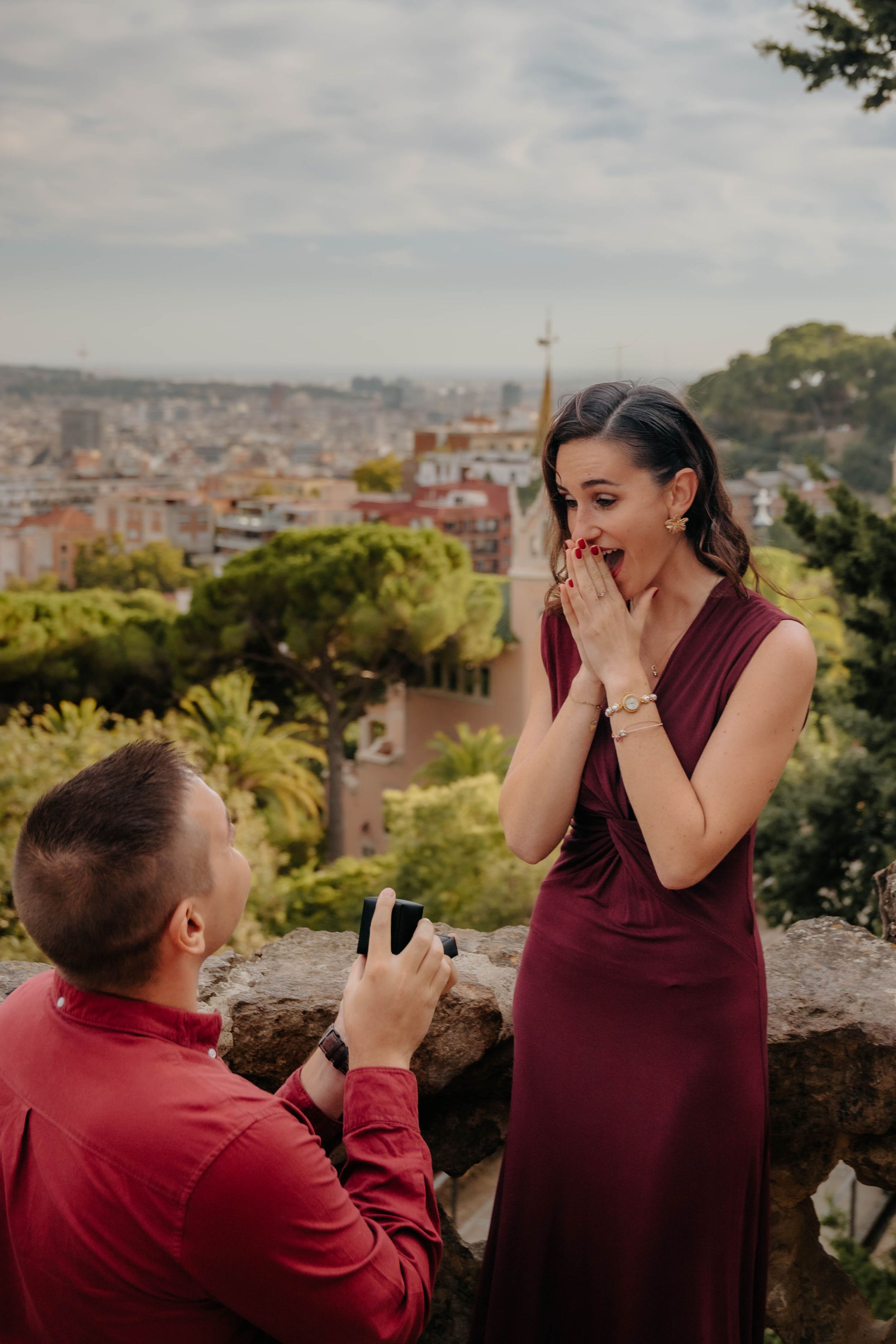 Romantic engagement photo on top of Viaducto de las Jardineras