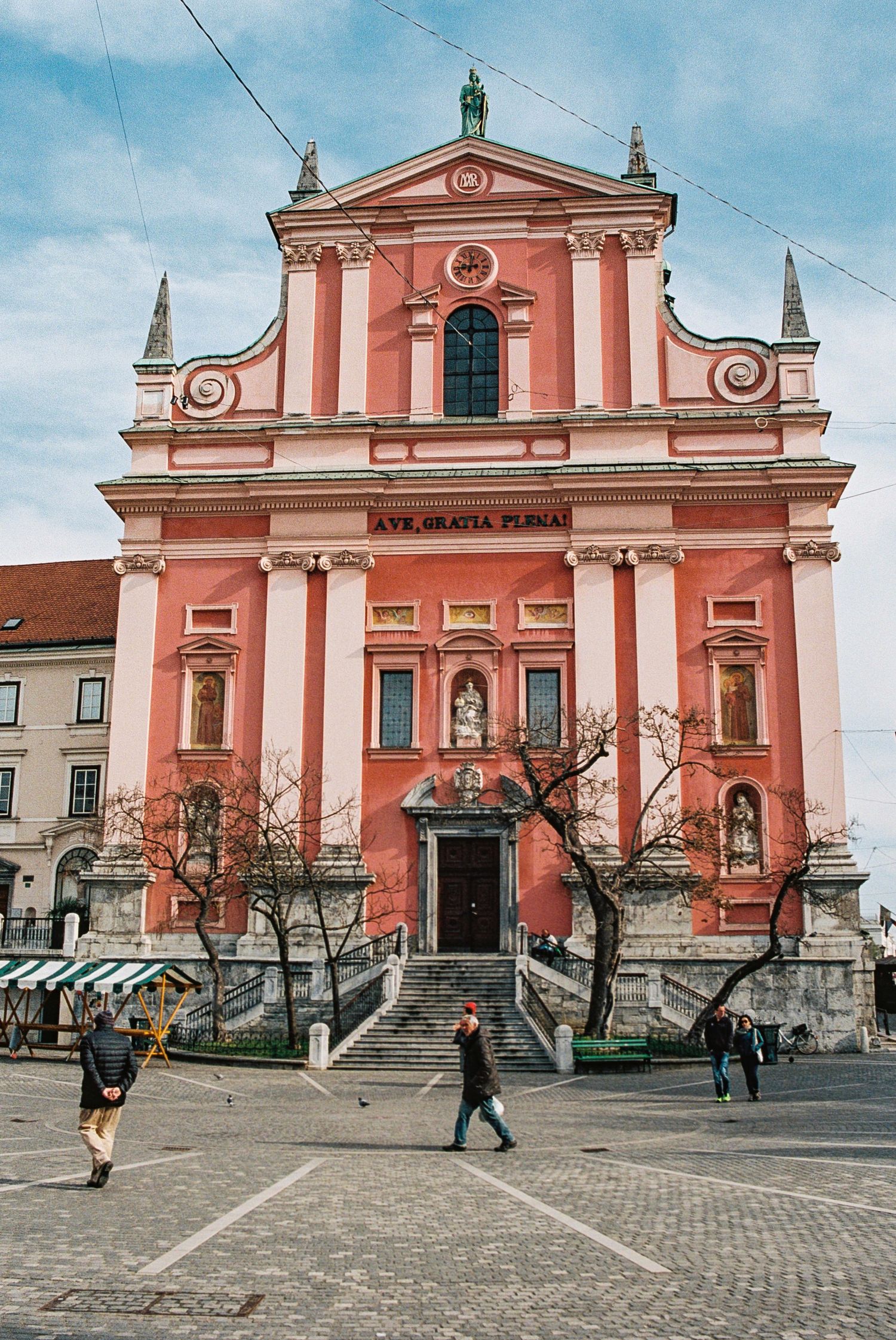 A picturesque view of Ljubljana, Slovenia, featuring the iconic Triple Bridge, Ljubljana Castle, and the charming Old Town. Discover the bes