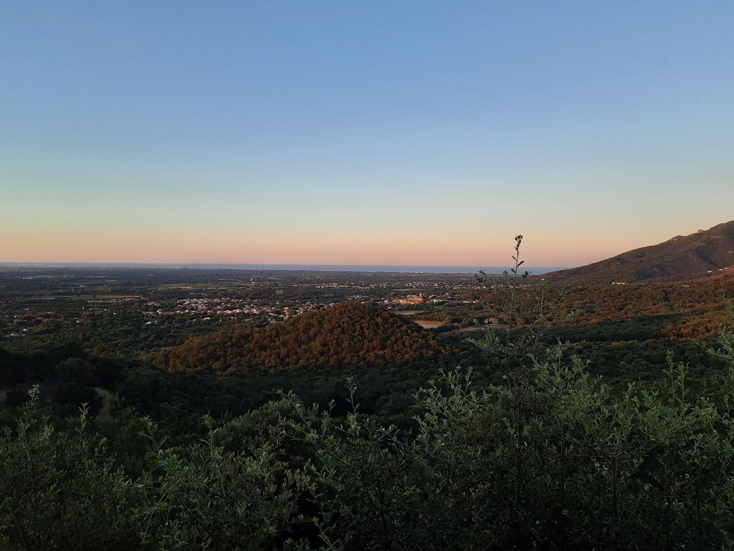 vue sur la plaine et vue mer depuis laroque des albères