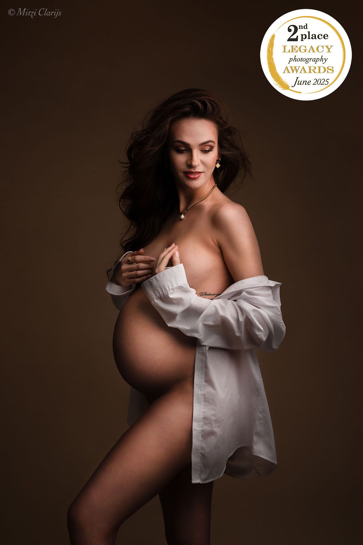 Award winnende foto internationale wedstrijd van zwangere vrouw in studio in Goes, Zeeland