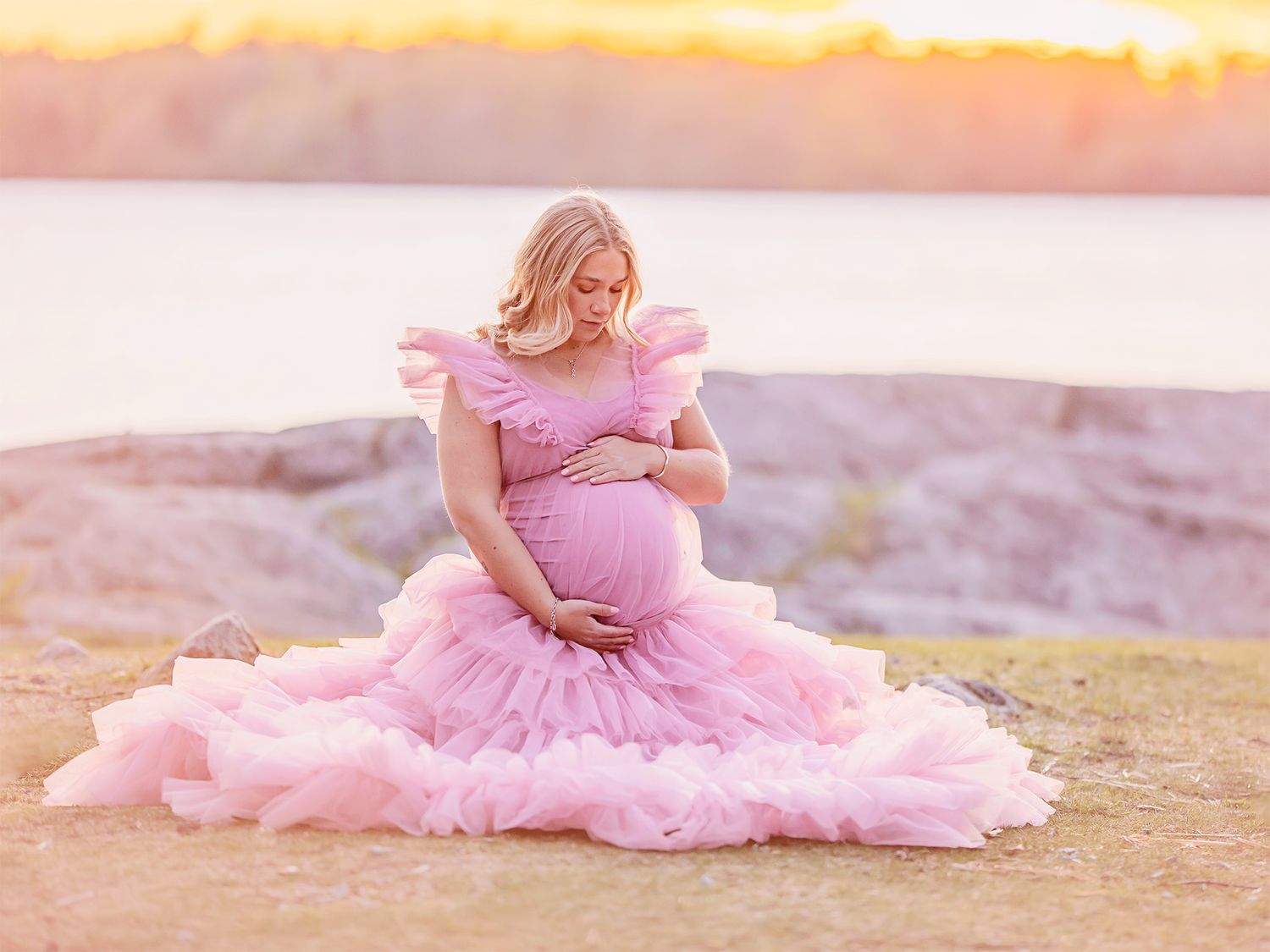 Gravidfotografering, gravid, gravidklänning, gravidfotografering i solnedgången, Gravidfotografering i västerås, låneklänning, lånegarderob