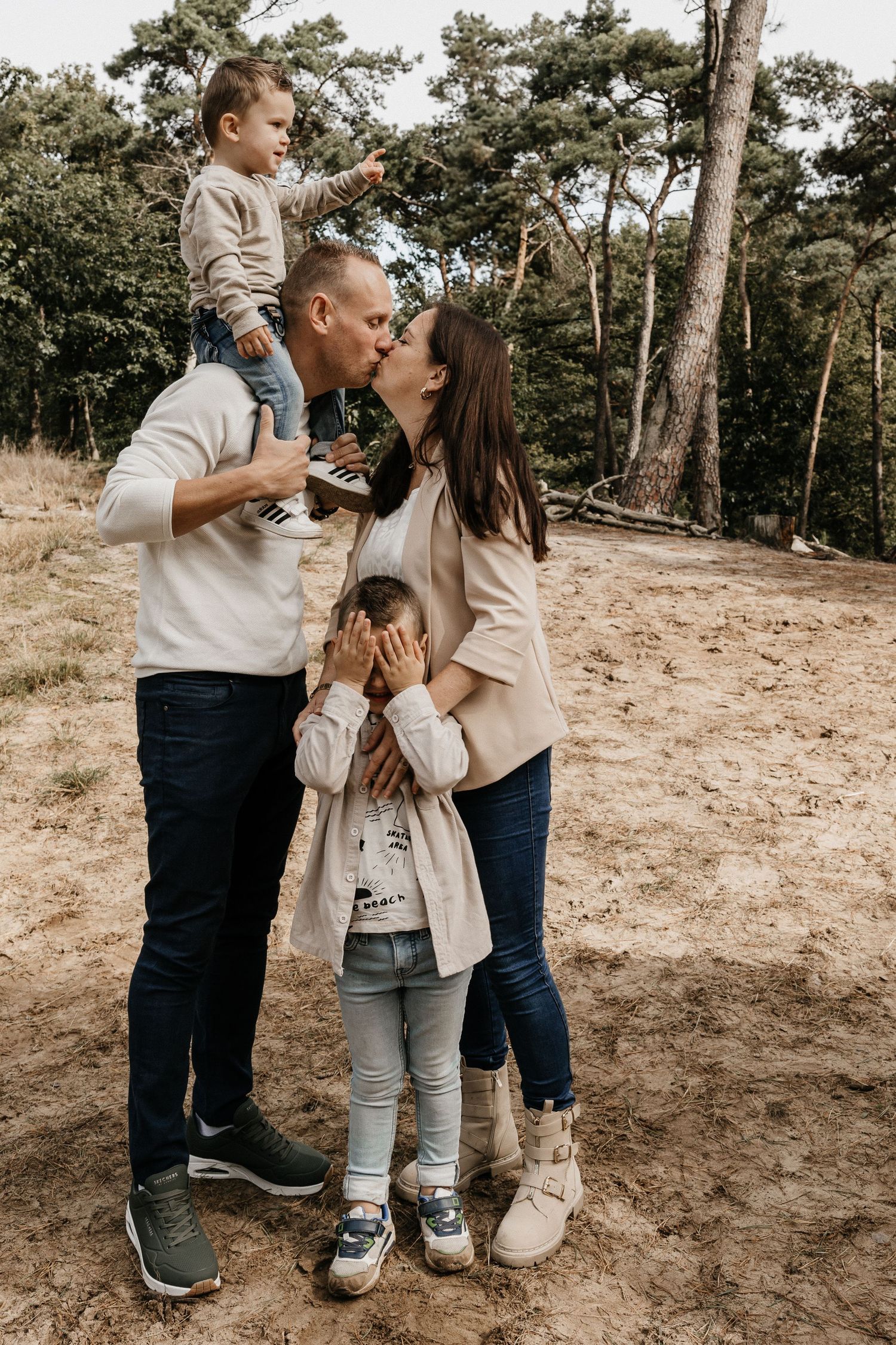 Gezinsfotograaf Reuver, Gezinsshoots, lifestyle foto's, fotoshoot familie, ouder en kind foto's, fotograaf Limburg, fotograaf Venlo e.o.