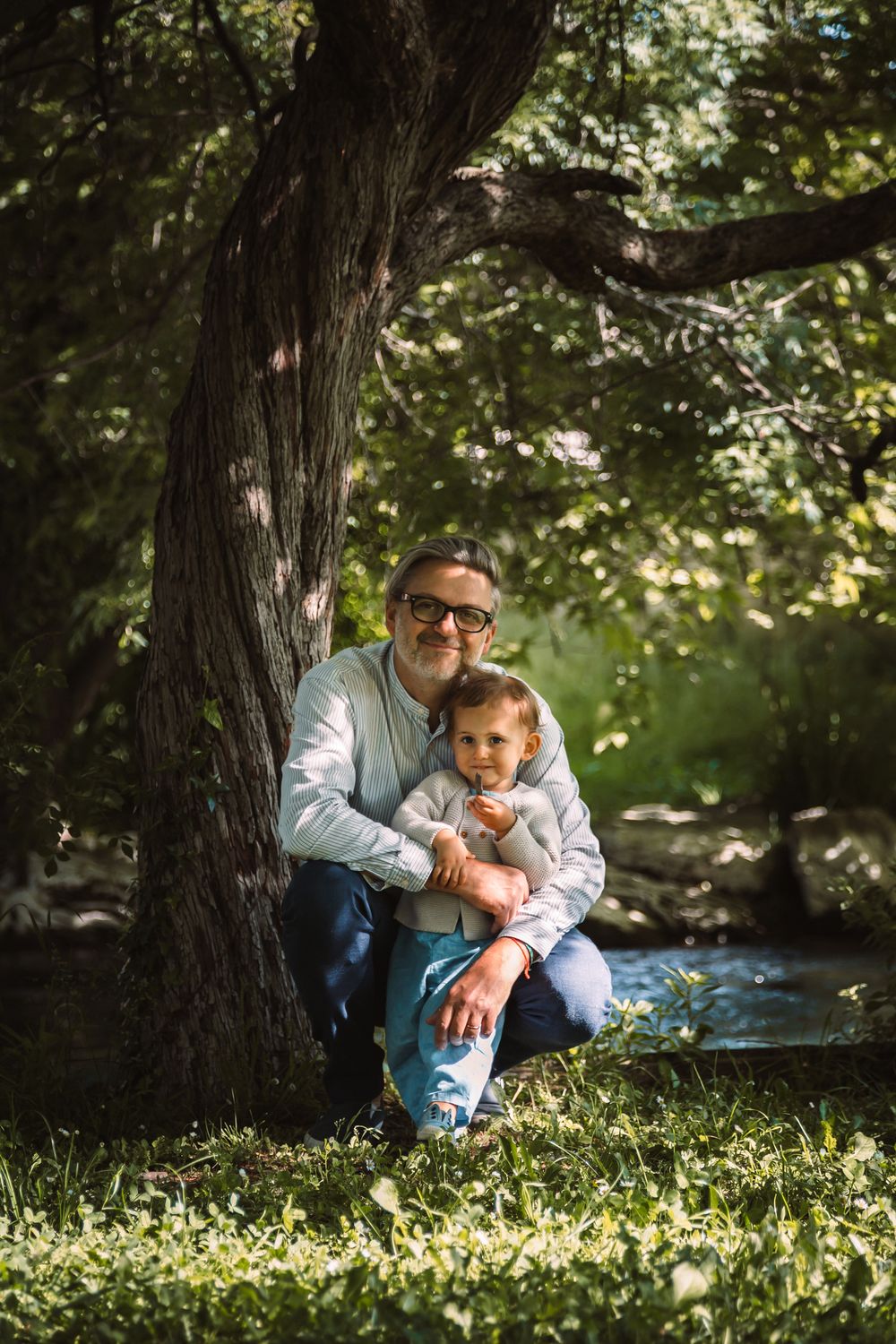 Un shooting famille à l'ombre des grands arbres, en bord de Sorgue.