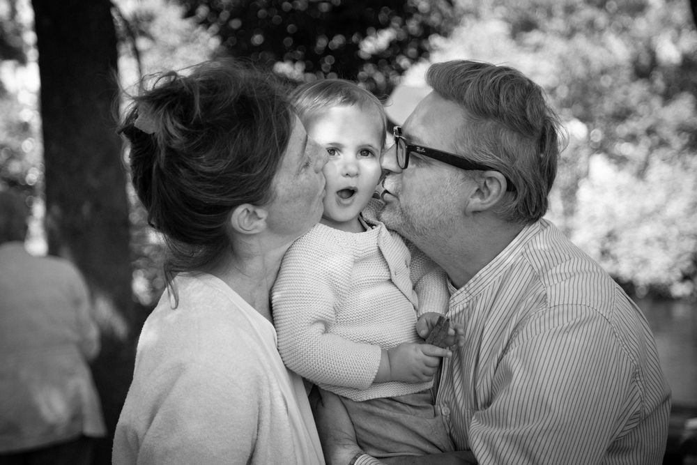Rires d'enfant et regards amoureux capturés dans un jardin à L'Isle-sur-la-Sorgue.