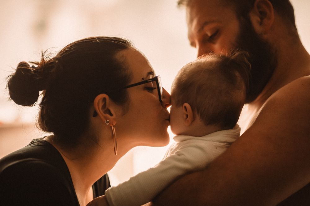 Une séance photo à domicile, dans l'intimité de votre maison: un regard échangé, un baiser sur la joue, la chaleur familiale.