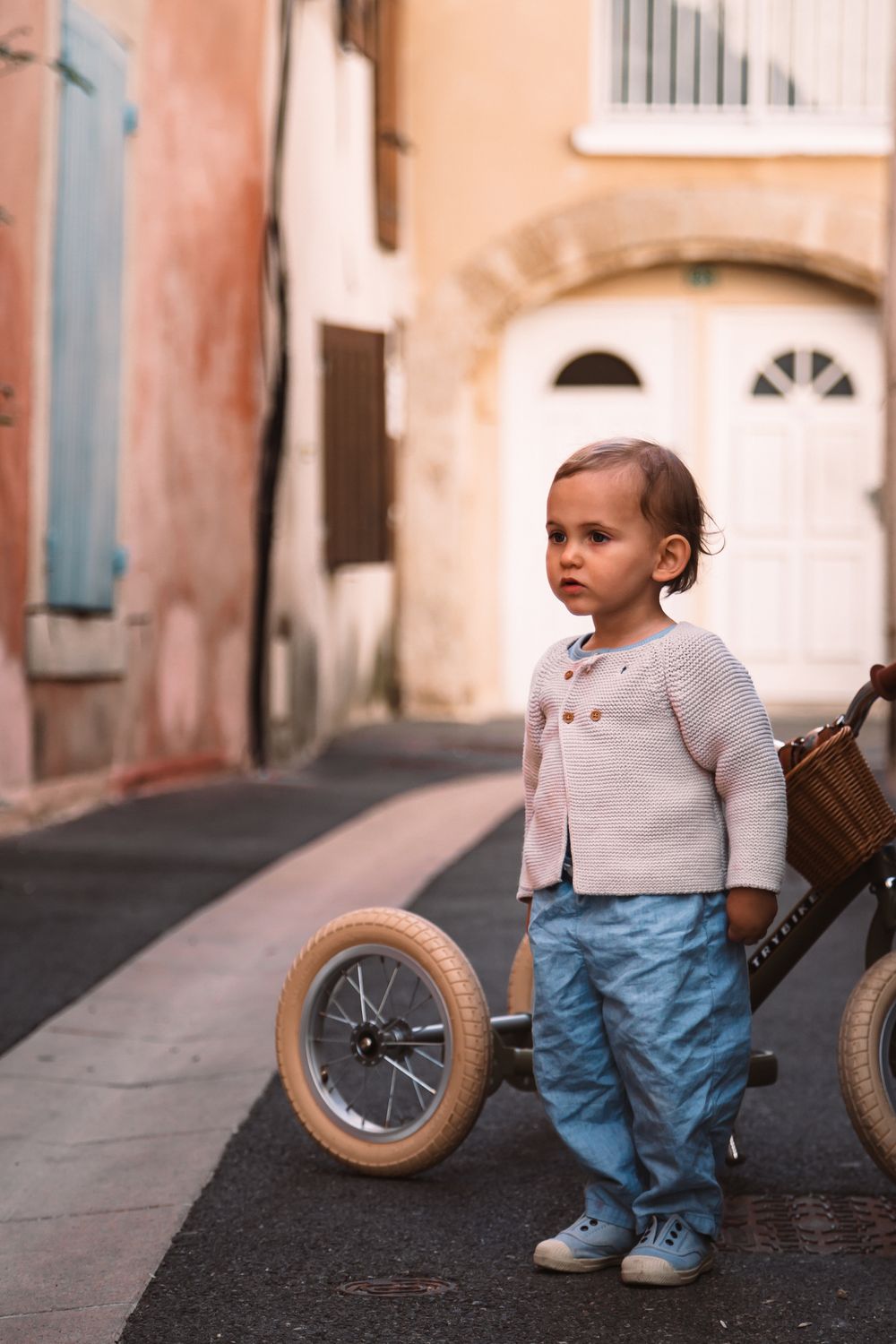 Balade en famille dans les ruelles ombragées de L'Isle-sur-la-Sorgue, immortalisée avec douceur et naturel.