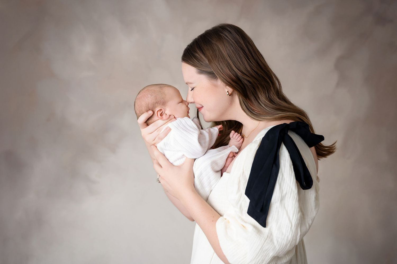 midland tx newborn photographer photographers midland tx newborn family session mom and newborn session posed newborn session baby pictures
