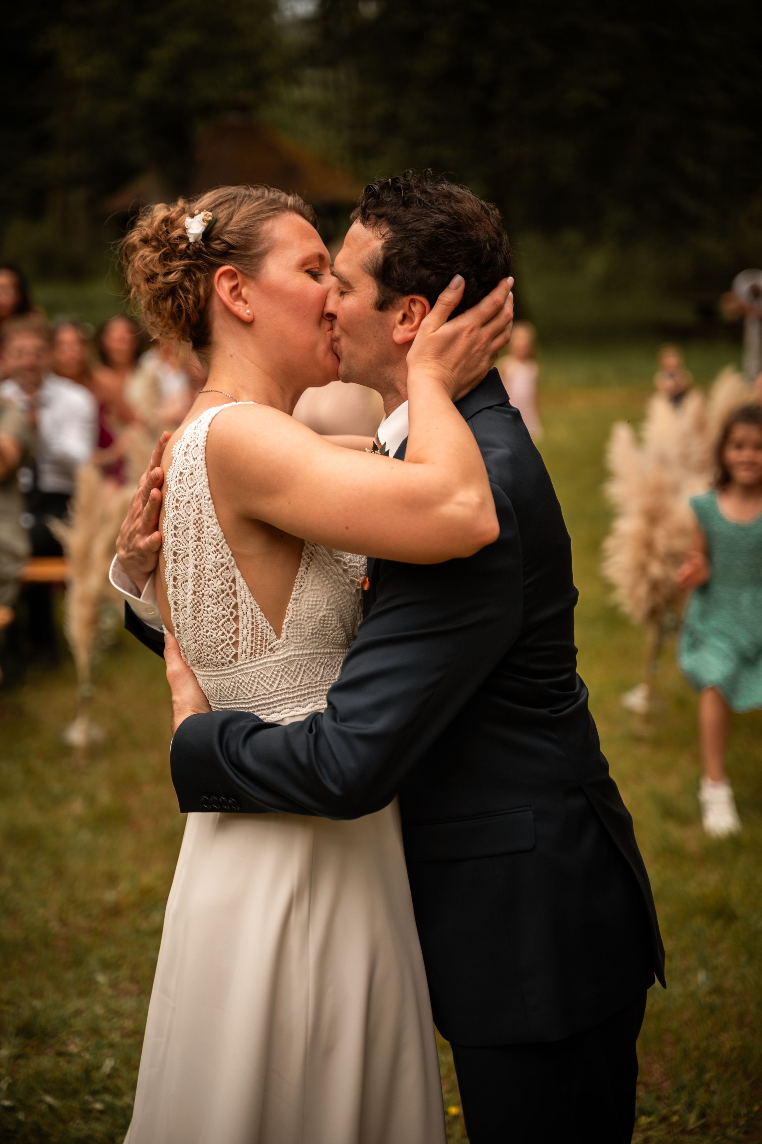 Maeva et Nicolas lors de leur cérémonie laïque en forêt à Erckartswiller