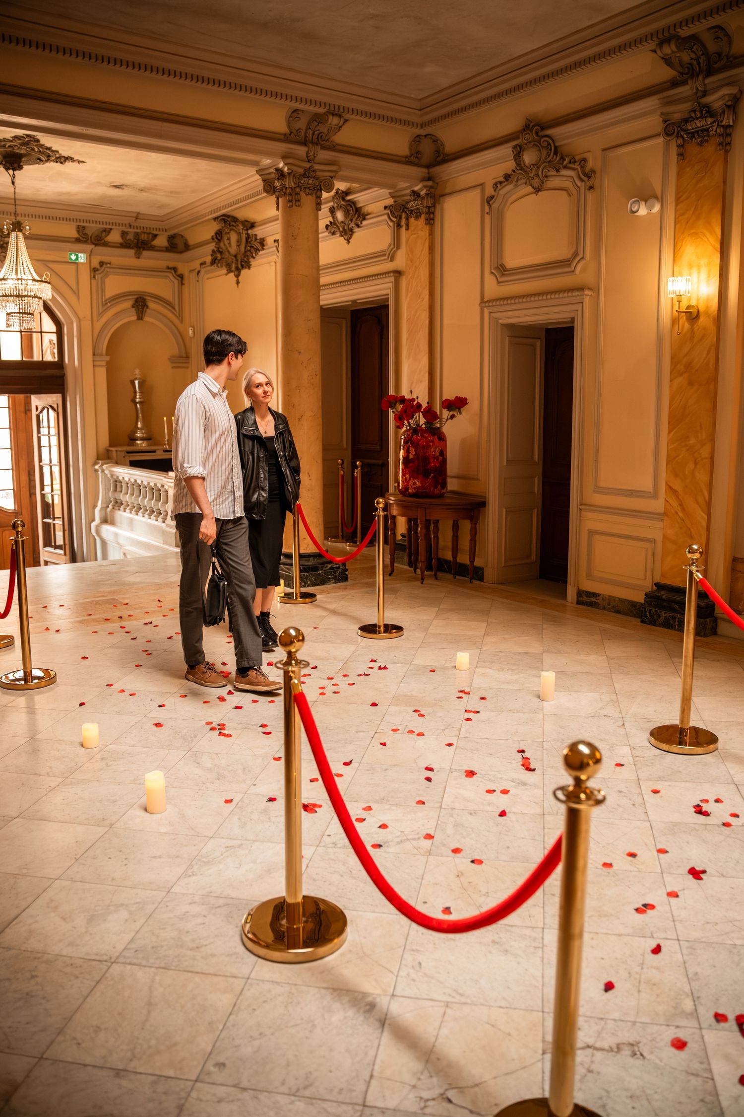 Arrivée de Marie et Harold au château, accueillis par Myriam