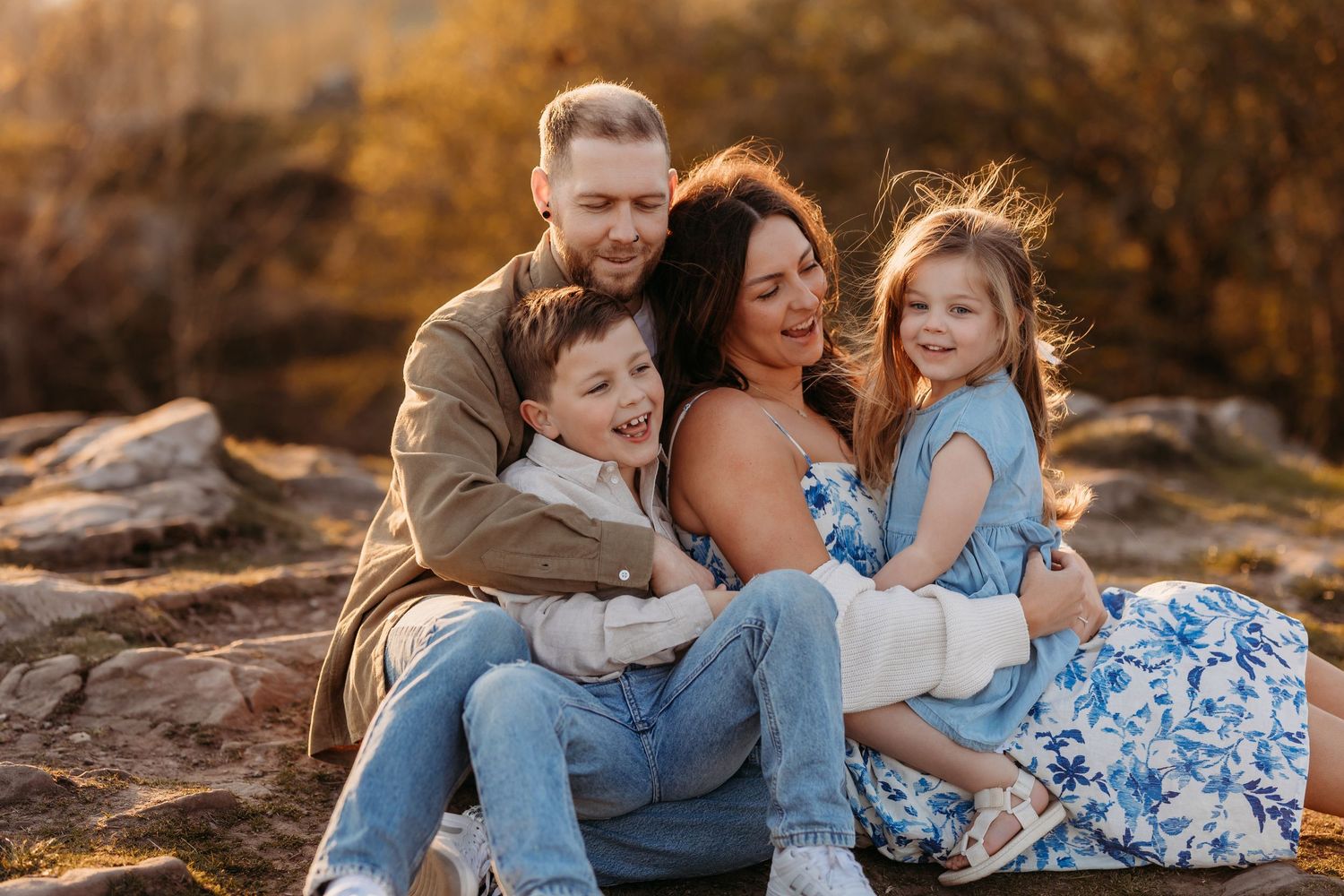 relaxed Family photograph taken by India Foxx photography at sunset in Shrewsbury, Shropshire. beautiful and timeless family photo.