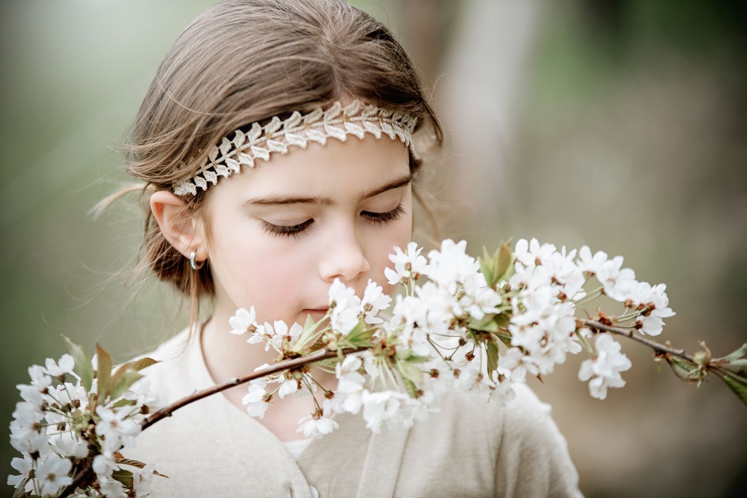 Foto van kind met bloemen.
