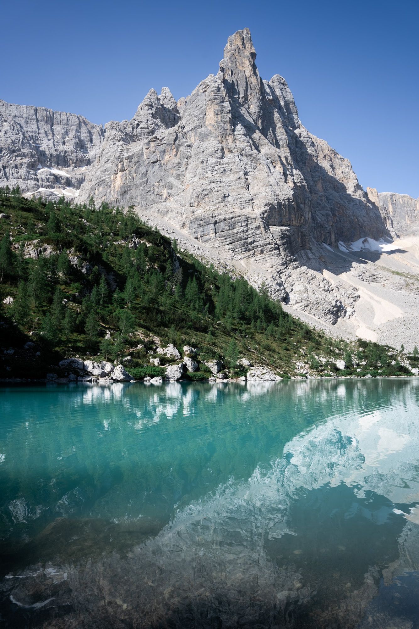lago di sorapis avec sa montagne en arrière plan