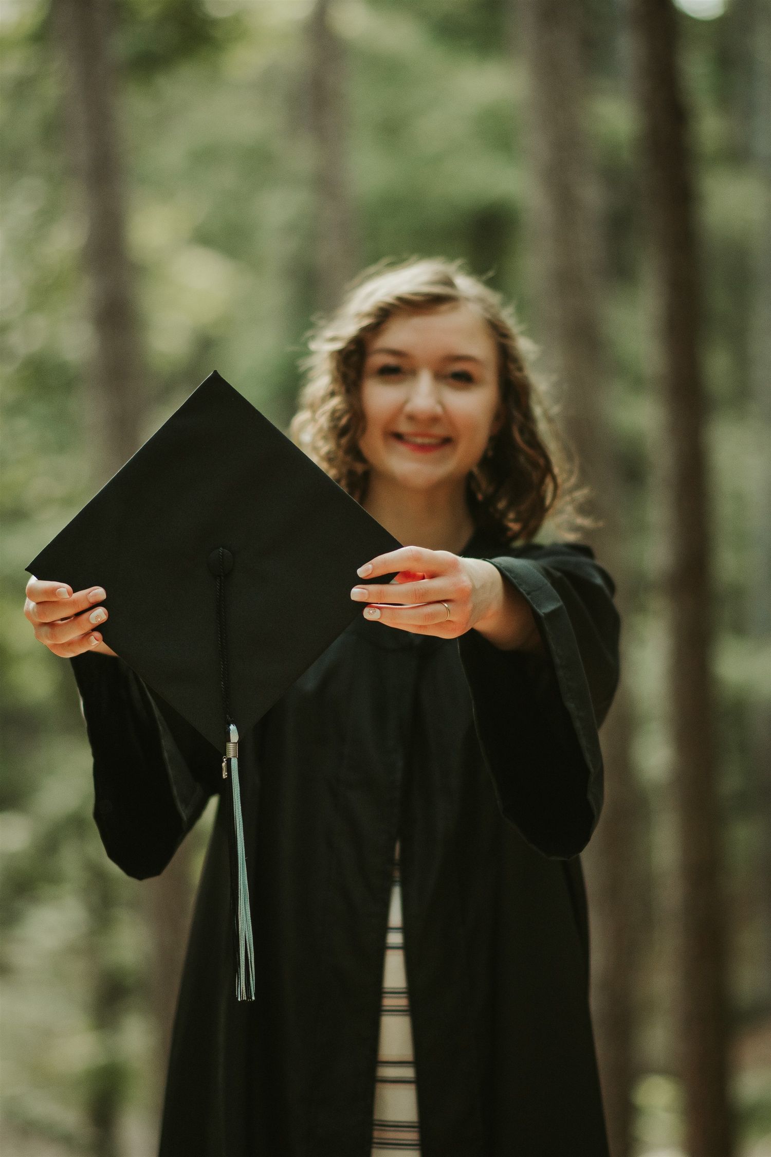 2026 senior portraits, book senior 2026 photos, natural light senior pictures, outdoor graduation photoshoot.