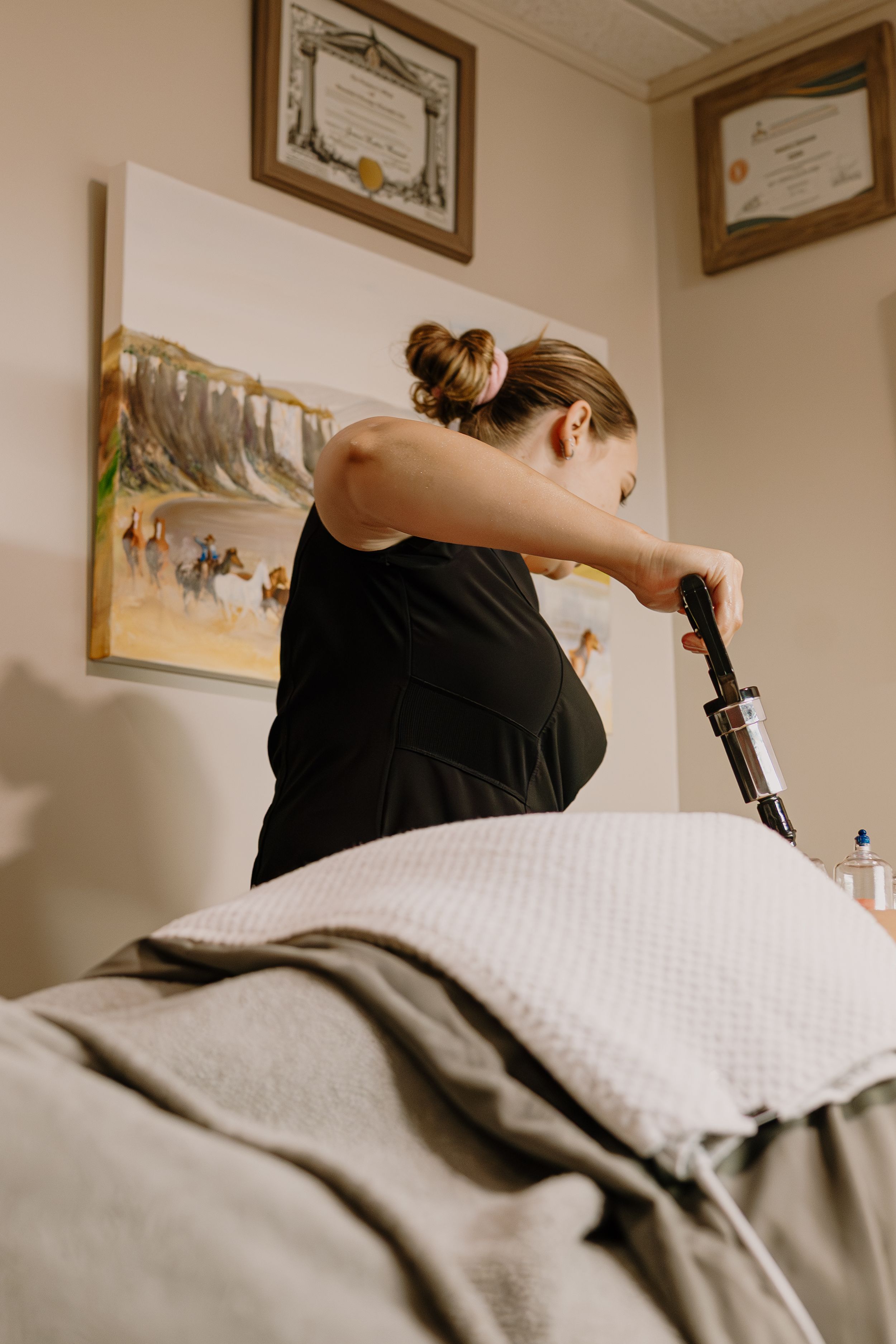 Massage therapist applies pressure point therapy on a client's back during a professional treatment session.