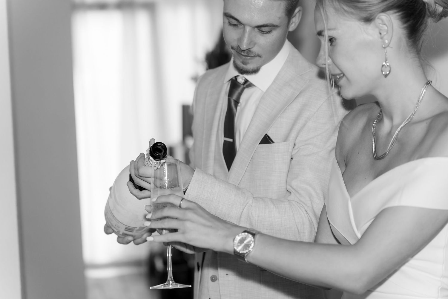 Hochzeitsfeier-Szene mit Champagnergläsern und gemeinsamem Anstoßen.