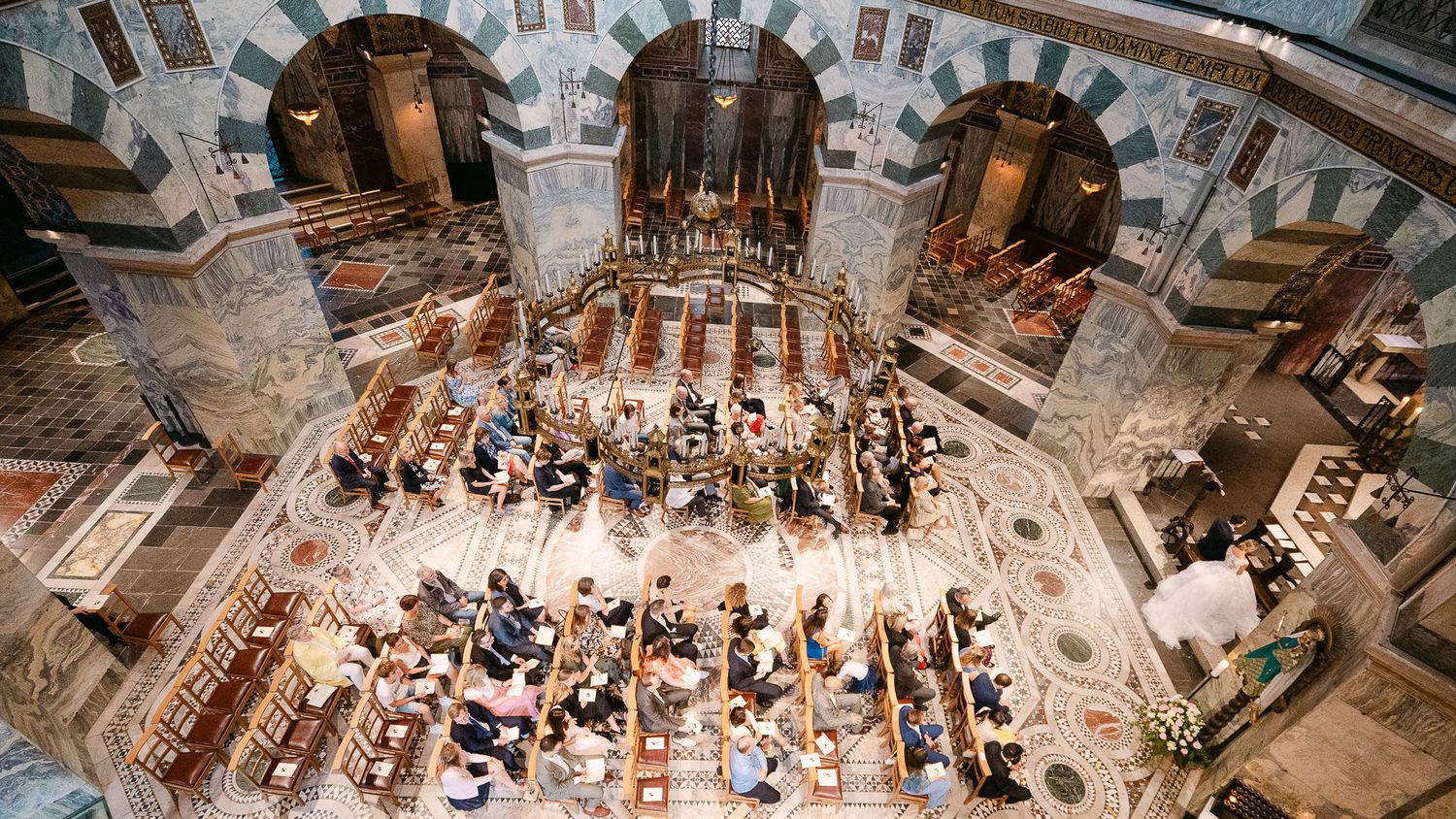 Im Aachener Dom während einer Hochzeit von oben fotografiert.