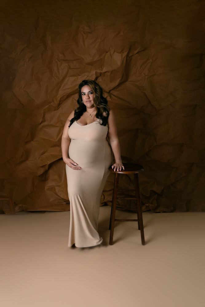 Orlando FL Maternity Photography 21 Moments Photography pregnant mom posing in front of rock wall background