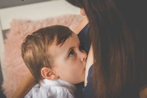 Mamă și bebe conectate prin privire în timpul alăptării