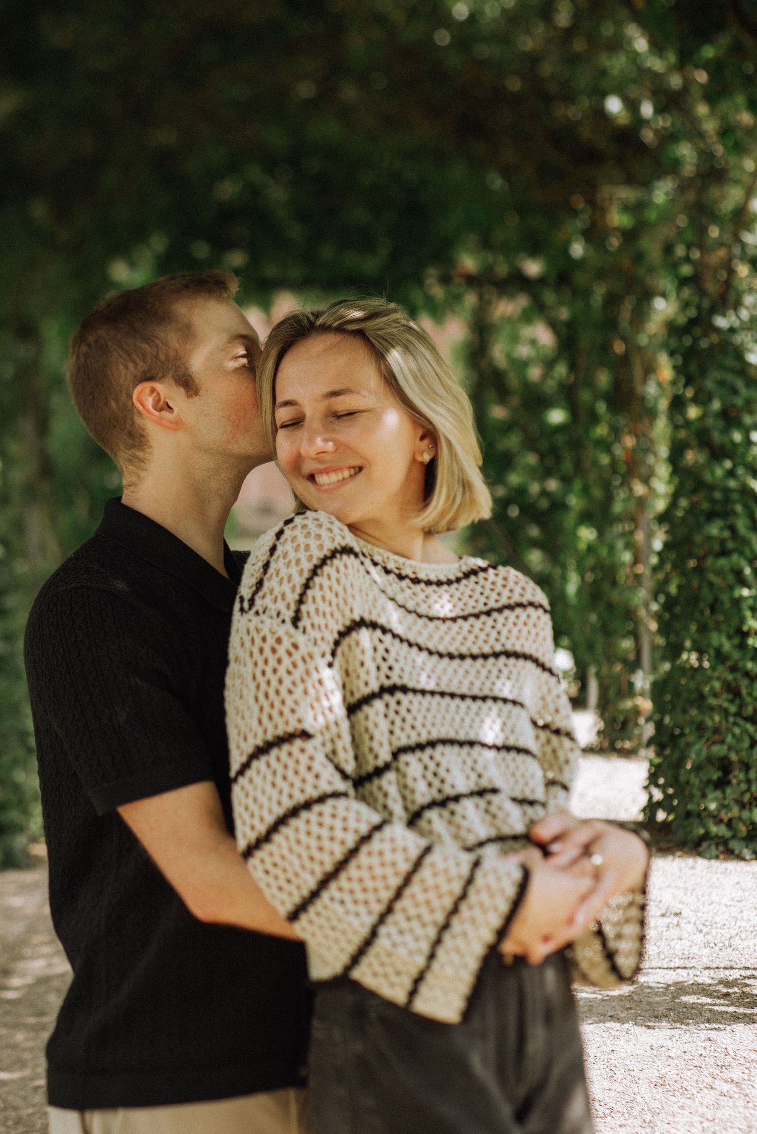 Close-up of a couple hugging under green garden arches during a romantic castle photoshoot near Amsterdam