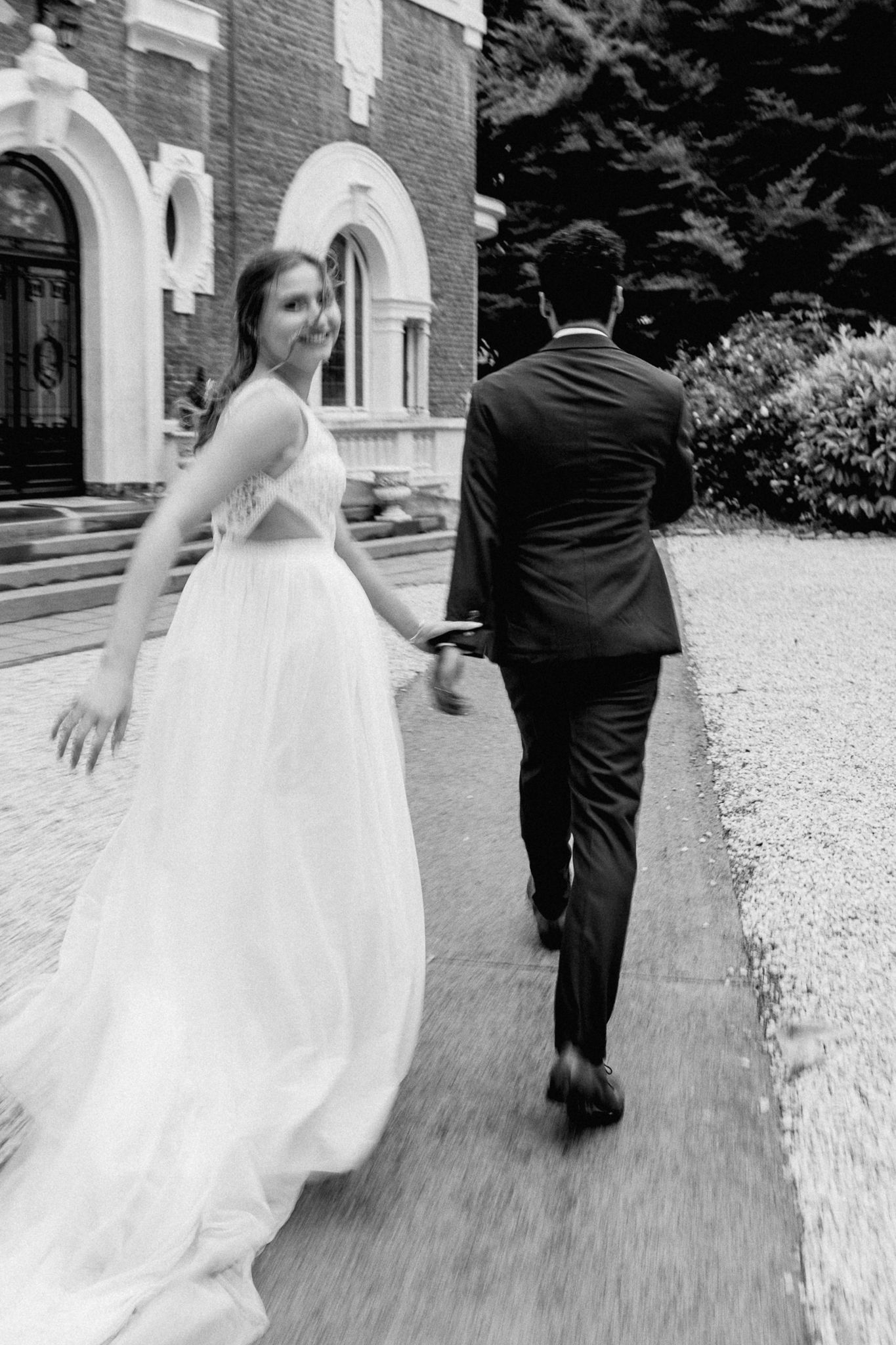 photographie edito noir et blanc d'un couple de marie lors de leur reportage mariage a Lille