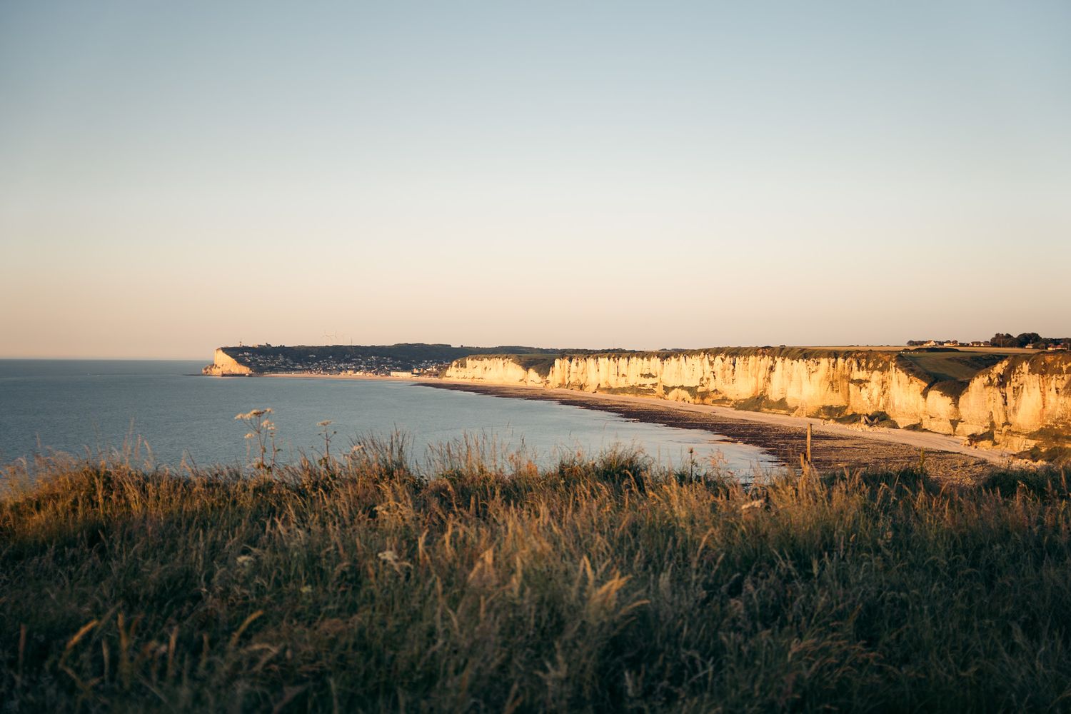 Falaises d'Yport et Fécamp au coucher du soleil. Normandie, Seine-Maritime sur la côte d'albâtre.