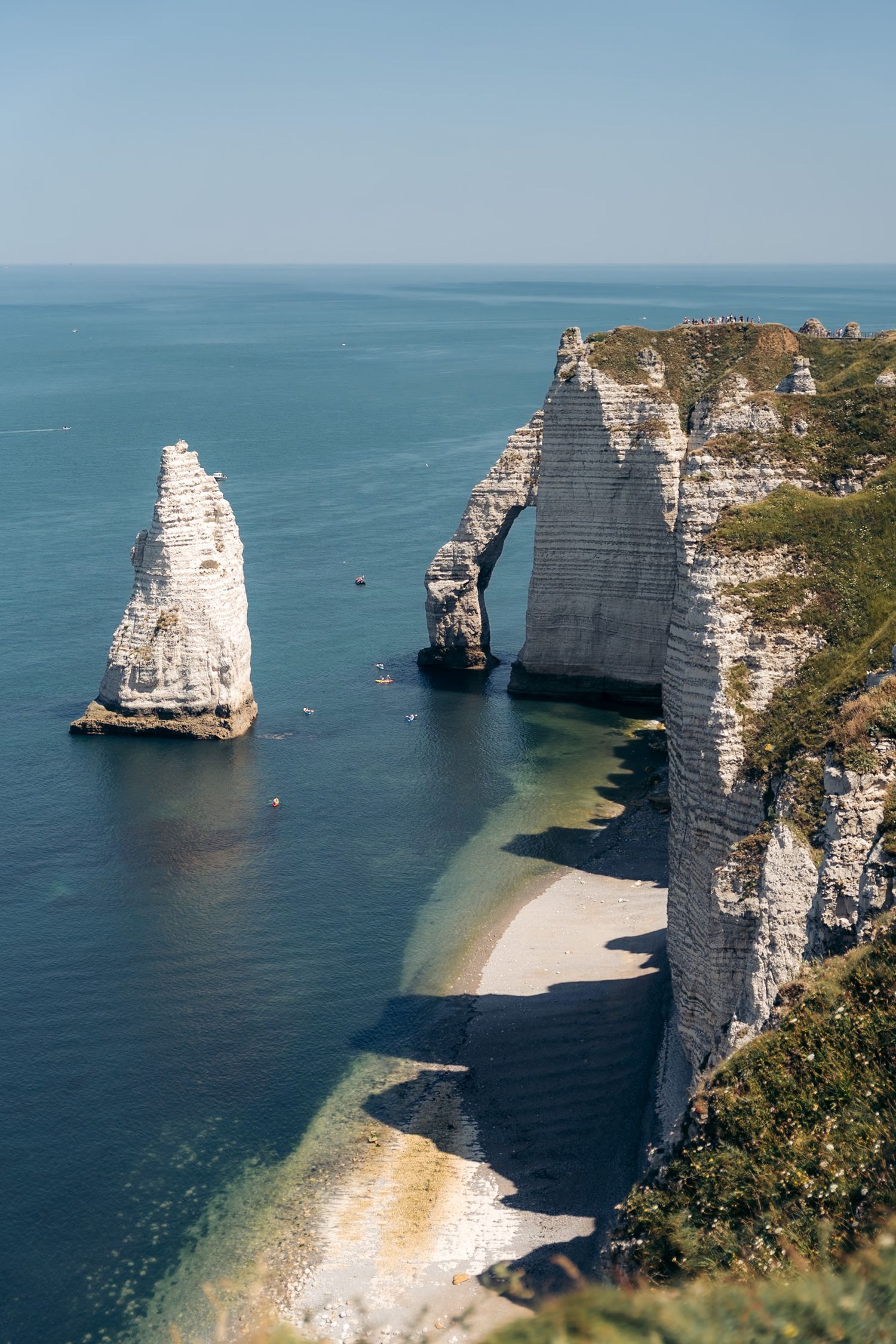 Falaises à Etretat en Normandie, Seine-Maritime sur la côte d'albâtre. Eau turquoise