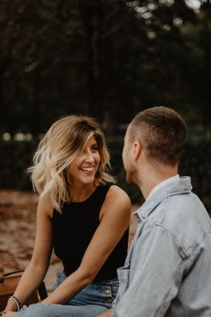 Photo d'un couple en pleine discussion lors d'une séance en extérieur.
