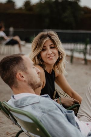 Photo d'un couple pendant une séance photo. La femme regarde l'homme amoureusement et tendrement.