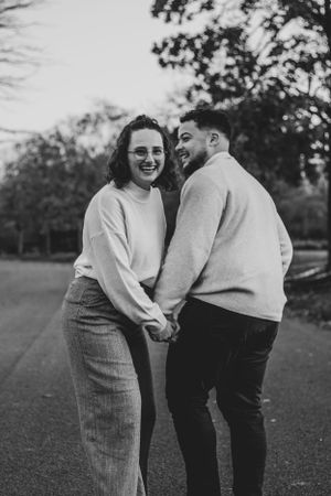 Photo d'un couple en noir et blanc. Séance photo en extérieur.