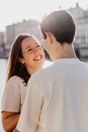 Photo d'un couple qui se regardent dans les yeux. Une belle lumière frôle leurs visages.