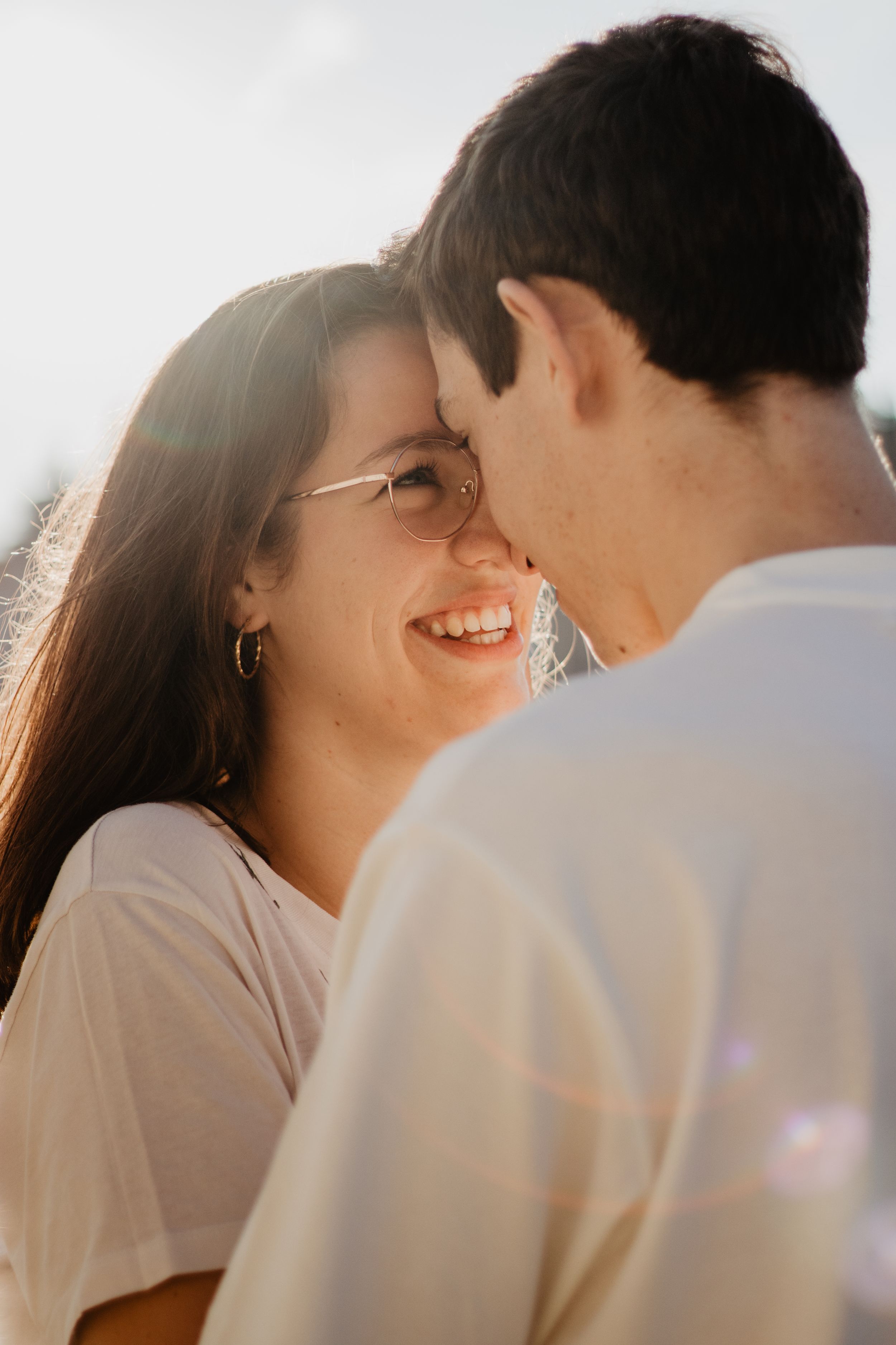 Photo d'un couple amoureux. Leurs fronts sont collés et ils se regardent avec tendresse.