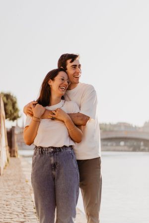 Photo d'un couple à Lyon. Le couple s'enlace amoureusement.