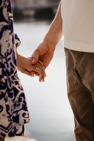 Photo de mains d'un couple. Un geste tendre et amoureux lors d'une séance photo en extérieur.