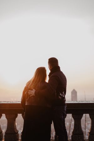 Photo d'un couple à Lyon. Le couple s'enlace amoureusement.