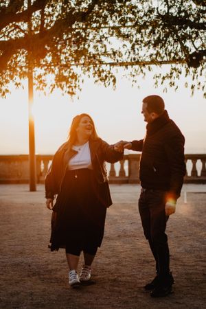 Photo d'un couple dansant. Photo en contre-jour au lever du soleil.