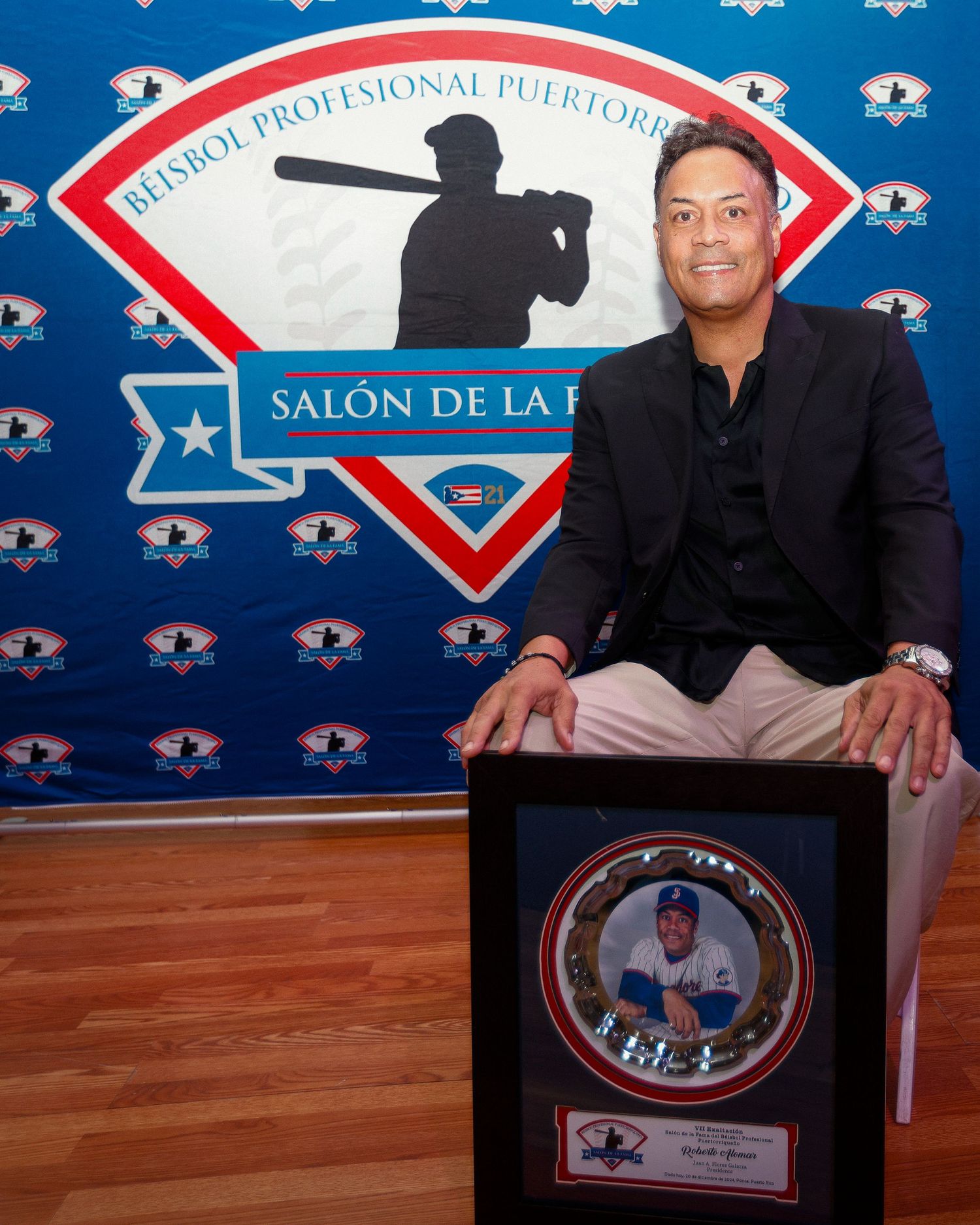 Roberto Alomar Jr. is inducted into the Hall of Fame of Puerto Rico Professional Baseball.