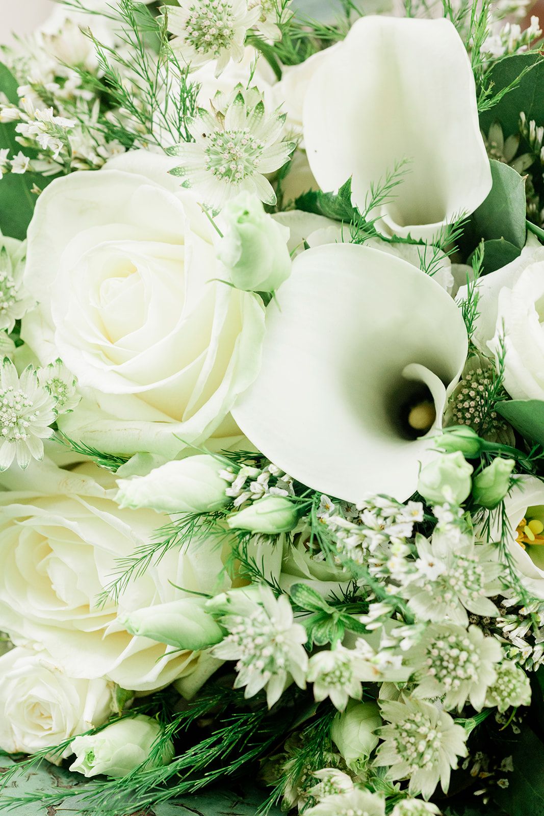 Photographe mariage Montauban – bouquet de mariéecomposé de roses blanches, d’arums et de fleurs délicates, capturé par Laëtitia KLOPOCKI