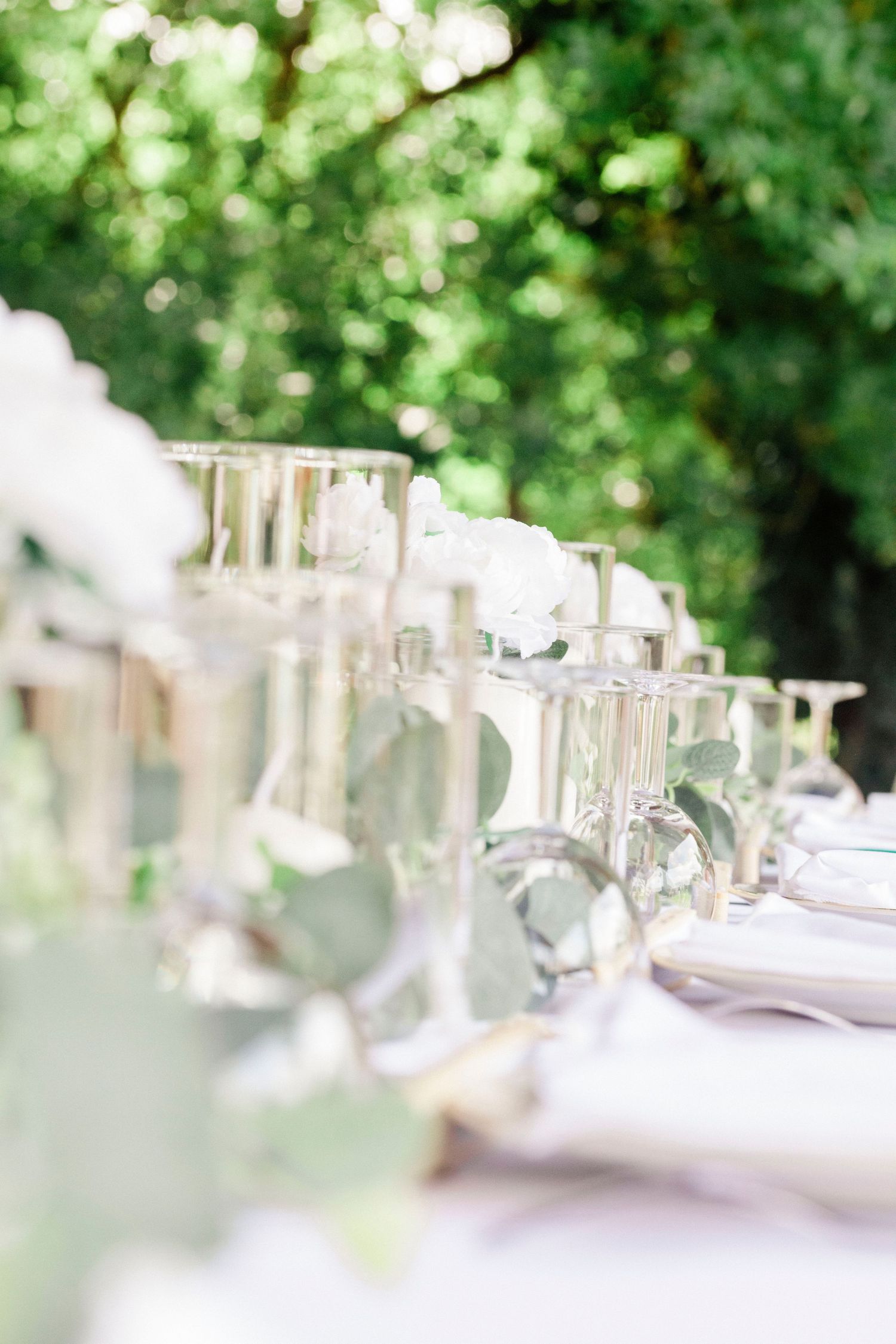 Photographe mariage Montauban – décoration élégante de table en extérieur avec verres alignés et fleurs blanches, Laetitia KLOPOCKI