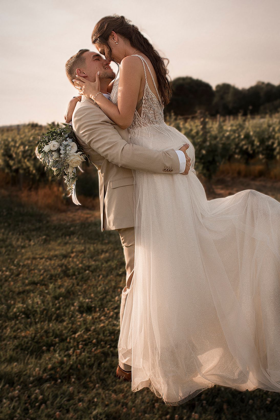 Photographe mariage Montauban – couple élégant dans les vignes au coucher du soleil, reportage fine art lumineux et intemporel.