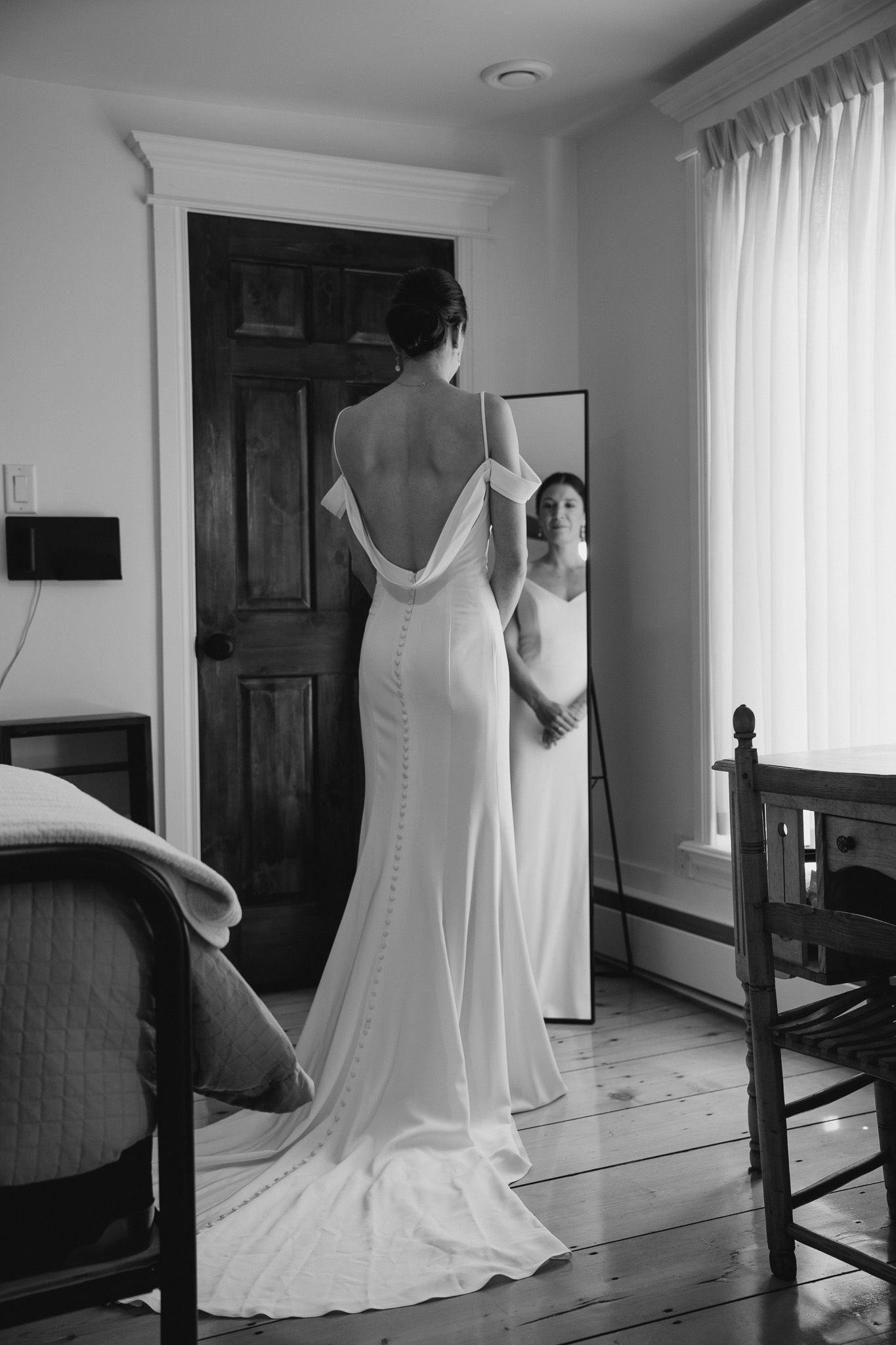 Photo de mariage intime automne lumière nature robe invités le marié la mariée Gaelle Tremblay