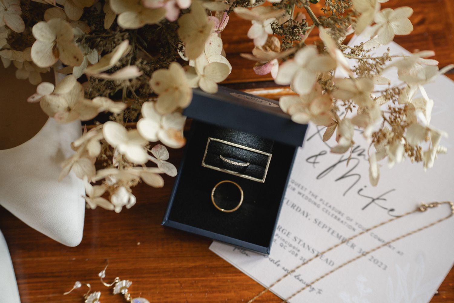 Photo de mariage intime automne lumière nature bague fiancé festivité invités le marié la mariée Gaelle Tremblay