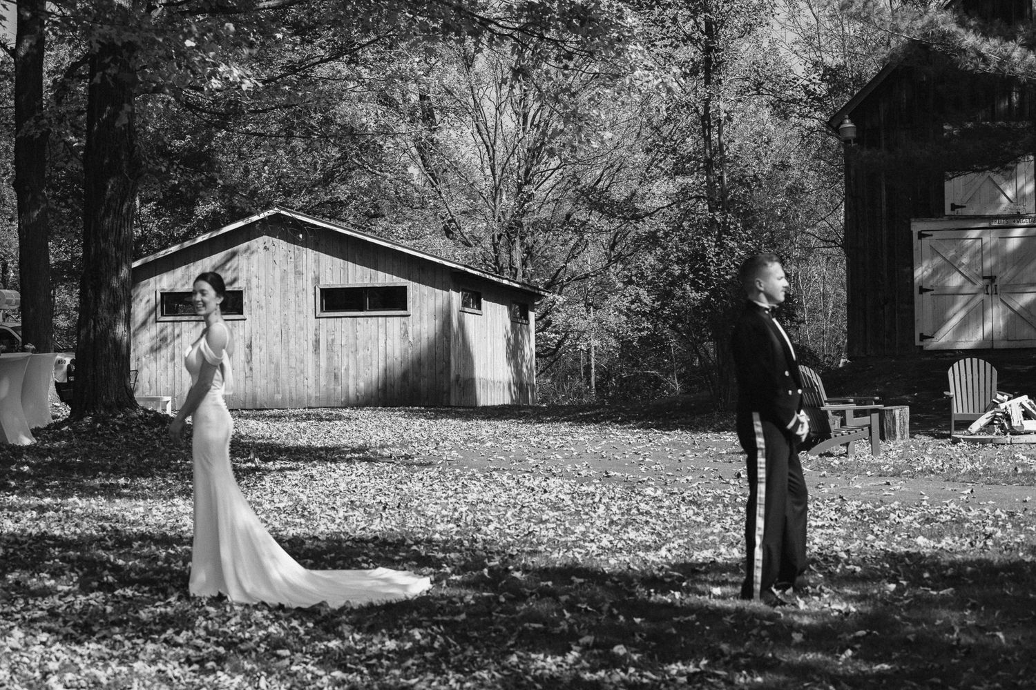 Photo de mariage intime automne lumière nature extérieur festivité invités le marié la mariée Gaelle Tremblay