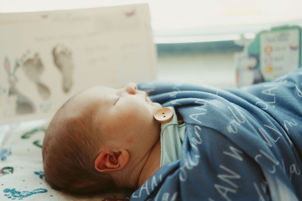 Fresh 48 session by Dayton, Ohio based newborn photographer Disney Magic Photography, serving Beavercreek, Bellbrook, Kettering and more.