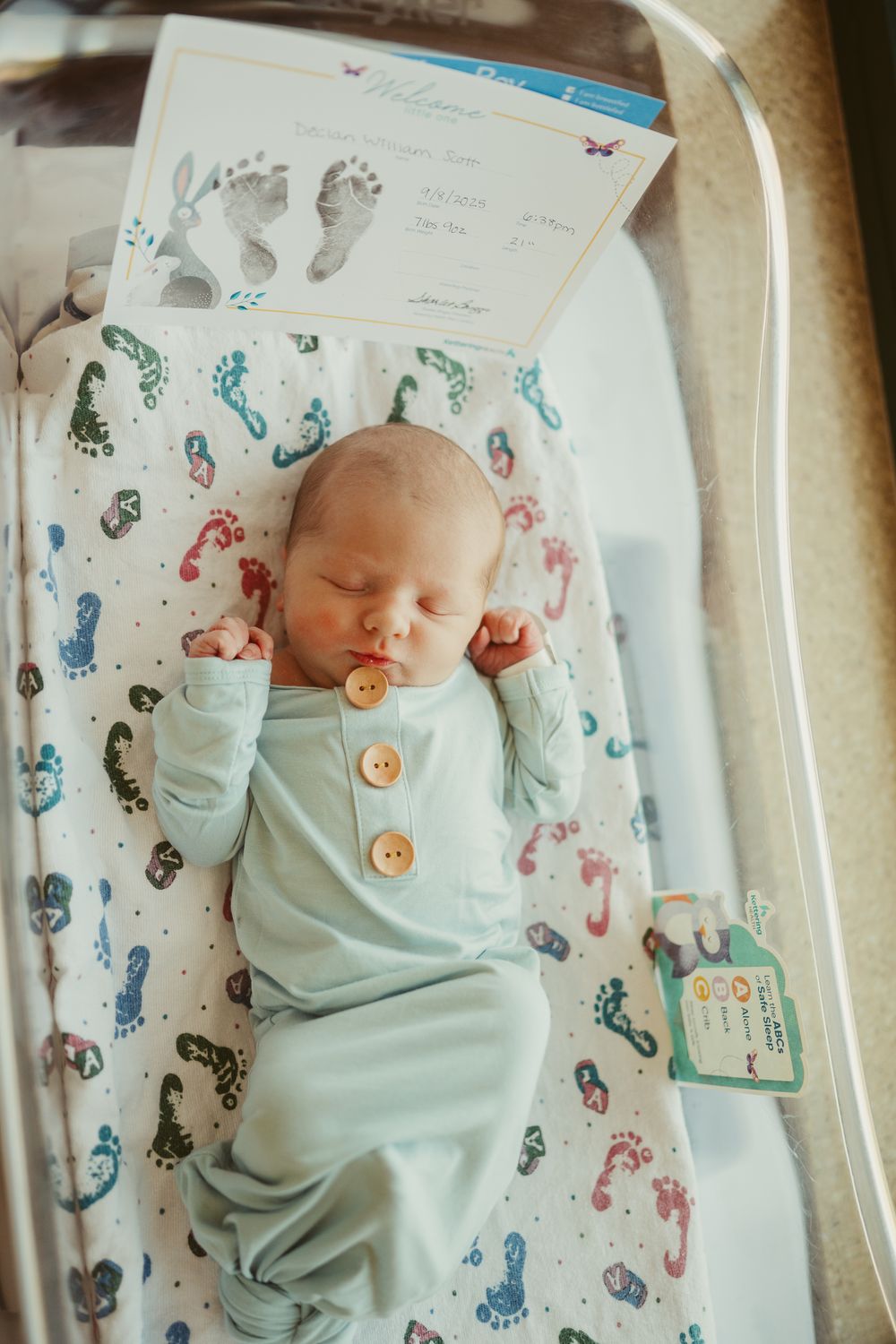 Fresh 48 session by Dayton, Ohio based newborn photographer Disney Magic Photography, serving Beavercreek, Bellbrook, Kettering and more.
